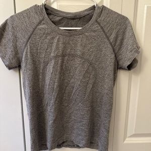 Lululemon Swiftly Tech short sleeve race length size 8